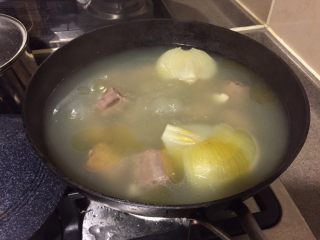 #食二星座#牛尾萝卜汤,炖半小时左右汤就开始越来越白啦！炖一个半小时，汤就是如图这个颜色啦！