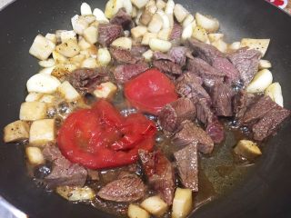 #食二星座#+黑椒杏鲍菇牛肉粒,我们把牛肉也放进去煎，外表都熟了点了，扔番茄进去。番茄的出汁能让下部有水分，不会那么干干的。