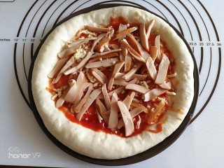 虾仁&脆皮肠披萨,最底下涂抹番茄酱，然后放一层马苏里拉碎，撒上脆皮肠。