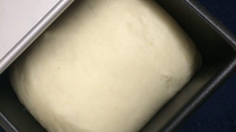 米香奶酪方形吐司,提前10分钟预热烤箱，上下管180，方形吐司二发到八分满，轻轻按压面团，慢慢回弹就发酵好，盖上盖子，放烤箱中下层烤32分钟。