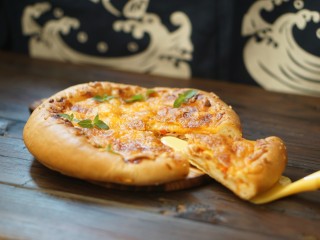 虾仁&脆皮肠披萨,成品图