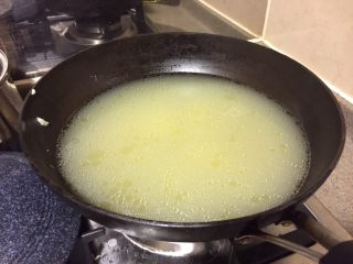 #食二星座#牛尾萝卜汤,如果去油了呢，就把去油的汤和牛尾放入锅里，大火煮开。如果没有做这一步，就直接用刚炖好的牛尾汤（如图）