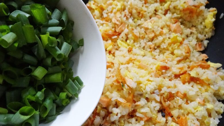 用現煮的米飯也能炒出粒粒分明的櫻花蝦鮭魚,熄火灑入蔥花一起拌炒