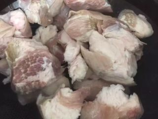 肉夹馍,洗干净的猪肉切成中小块放入锅中加水，焯一下血水后捞出温水冲洗后沥干