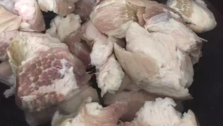 肉夹馍,洗干净的猪肉切成中小块放入锅中加水，焯一下血水后捞出温水冲洗后沥干
