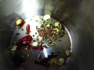  萝卜炖牛腩,在下入花椒和干辣椒。也是小火慢慢煸香。