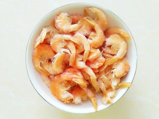 香辣虾,将干海虾摘去头，用水泡一个小时左右！