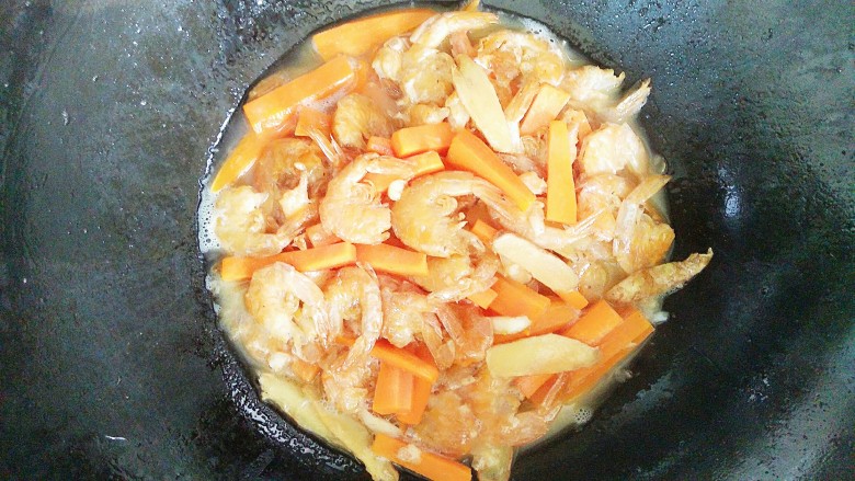 香辣虾,加少量的水下去煮一小会！