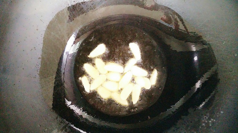 尖椒冻魔芋炒回锅肉,放入大蒜片煸至金黄色！