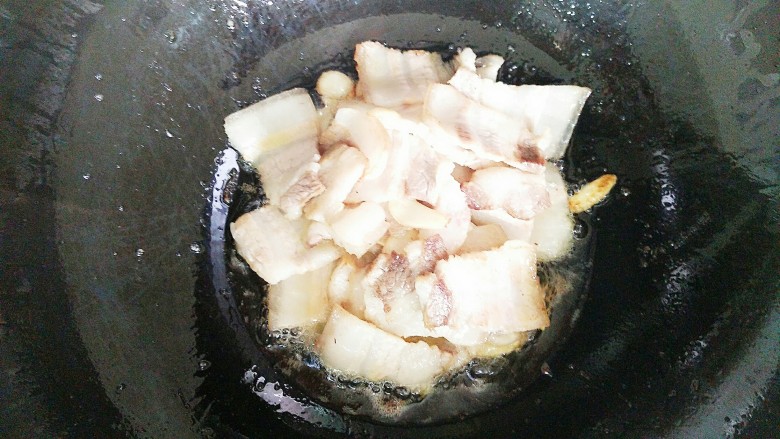 尖椒冻魔芋炒回锅肉,放入回锅肉煸炒！
