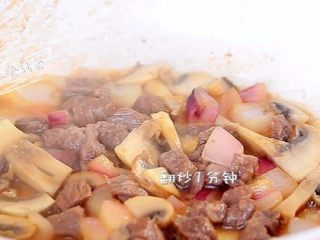 杂蔬炒交通面,加口蘑，炒1分钟，加半碗水，加入炒好的牛肉再煮1分钟。