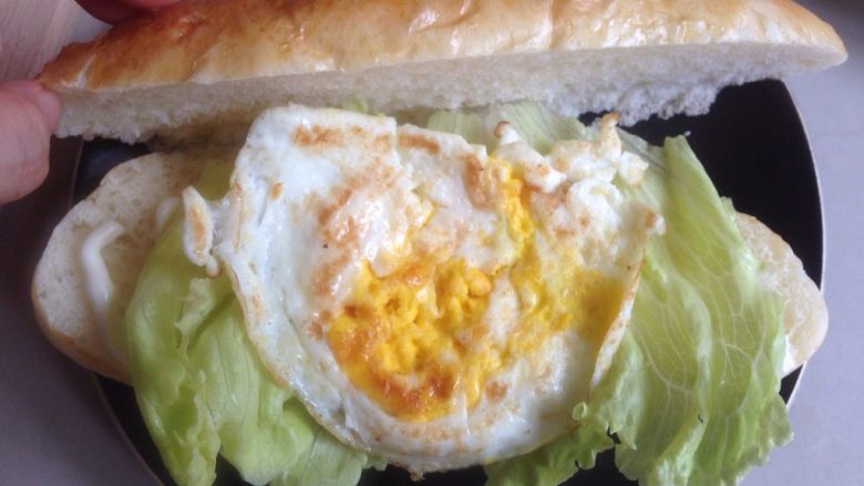 培根鸡蛋三明治,放上煎蛋