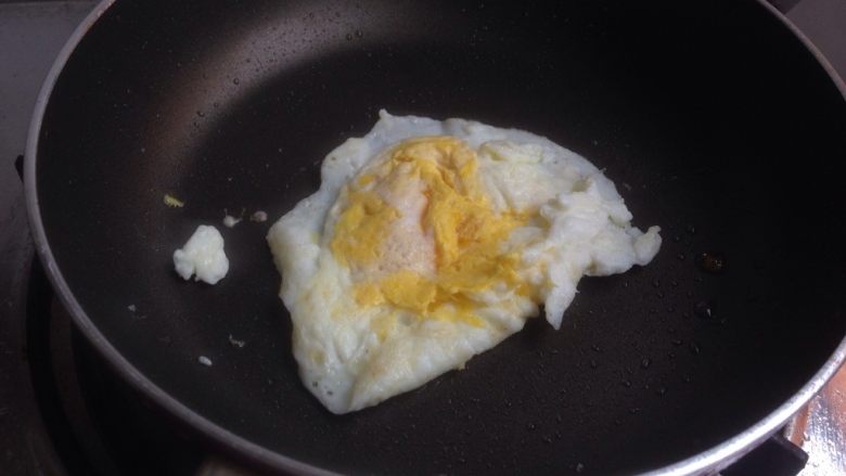 培根鸡蛋三明治,在煎蛋备用