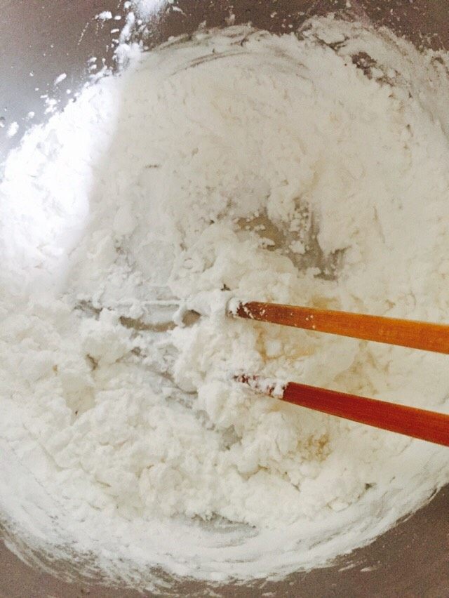 椰汁芋圆西米露,取一半的木薯粉加入开水  快速搅拌
