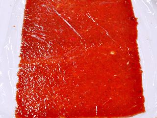 蜜汁黑椒肉脯,将四周多余的肉末用刮板刮掉，平铺整形。此时烤箱预热170度。