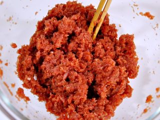 蜜汁黑椒肉脯,混合均匀后再用筷子朝一个方向搅上劲。