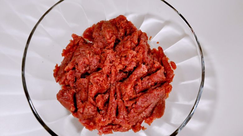 蜜汁黑椒肉脯,<a style='color:red;display:inline-block;' href='/shicai/ 4430'>里脊肉</a>洗干净，用刀剁成肉末。用刀剁肉会更有韧性，实在不行也可以用料理机搅碎。