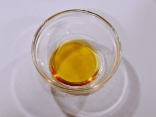 蜜汁黑椒肉脯,将蜂蜜碗里加入水，兑成蜂蜜水。