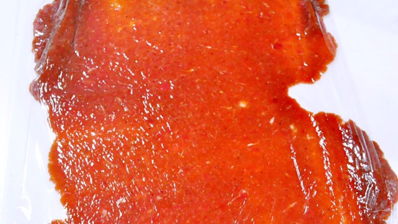 蜜汁黑椒肉脯,用擀面杖把肉末擀成薄薄的肉片，越薄越好。肉眼看去，肉在油纸上有些透明即好。