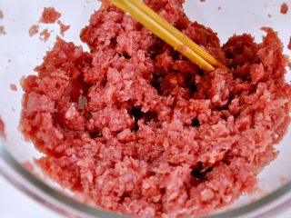 蜜汁黑椒肉脯,用筷子将放进去的调料和肉末搅拌均匀。