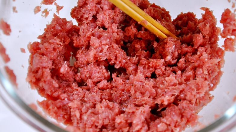 蜜汁黑椒肉脯,用筷子将放进去的调料和肉末搅拌均匀。