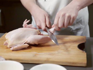 好吃简单易学的海南鸡饭！,将鸡洗净，去掉鸡爪、鸡头和翅尖。