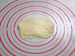 酸奶辫子面包,将擀好的面横放，底部压薄。