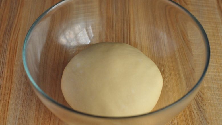 酸奶辫子面包,除无盐黄油外，将所有面团材料混合成团，揉至稍具光滑状时，加入无盐黄油，揉至可拉出稍具透明薄膜（即扩展阶段）即可。