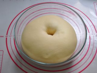 酸奶辫子面包,面团盖上保鲜膜进行基础发酵至2-2.5倍大（手指蘸上高筋面粉插入面团中，洞口即不回弹，也不凹陷表示完成发酵）。
