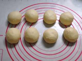 酸奶辫子面包,面团分割的你8等份，滚圆后覆盖保鲜膜，松弛15分钟。
