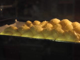 酸奶辫子面包,烤箱预热180度，上下火中层，烤20分钟左右。