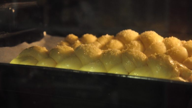 酸奶辫子面包,烤箱预热180度，上下火中层，烤20分钟左右。