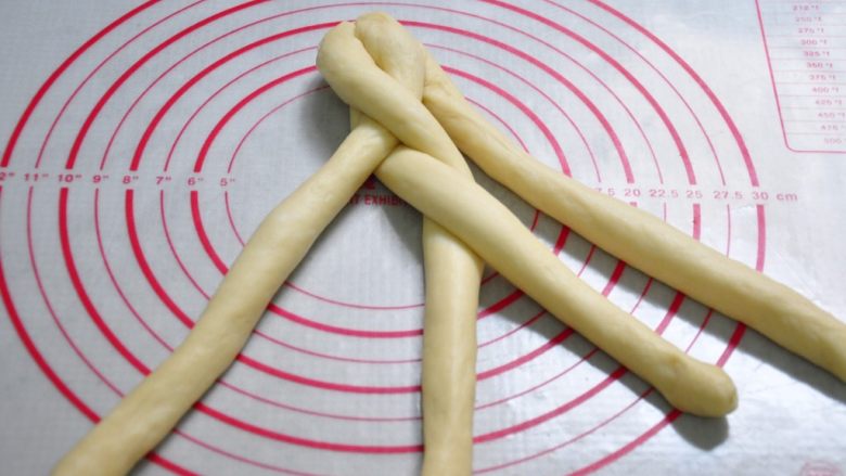 酸奶辫子面包,“2”过“1”，“3”过“2”（看图编辫子，也可以改成3股辫）。