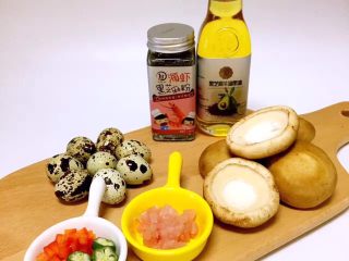 宝宝辅食❥香菇烘蛋,准备食材，把甜椒跟秋葵切丁