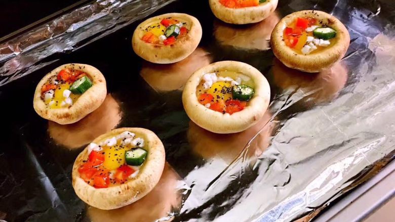 宝宝辅食❥香菇烘蛋,烤箱预热200度、入烤箱烤至蛋白凝固即可。