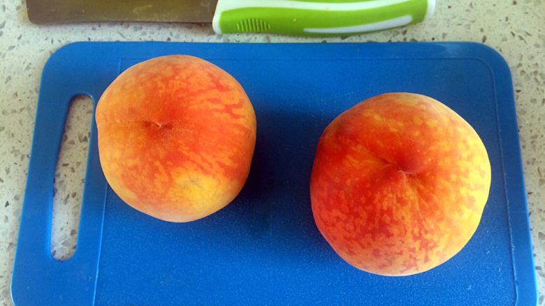 自制黄桃罐头,煮水的时候选桃子。选漂亮的桃子😁洗干净待用。