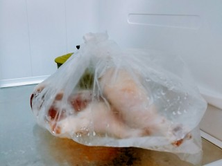 盐水鸭,装进食品袋里，放冷藏室腌2天——3天。