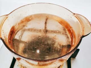 盐水鸭,锅里倒入半锅净水。