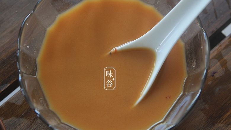 糖醋脆皮豆腐,碗内的调料搅拌均匀后备用；