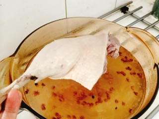 盐水鸭,煮好的鸭腿，肉白汤清！