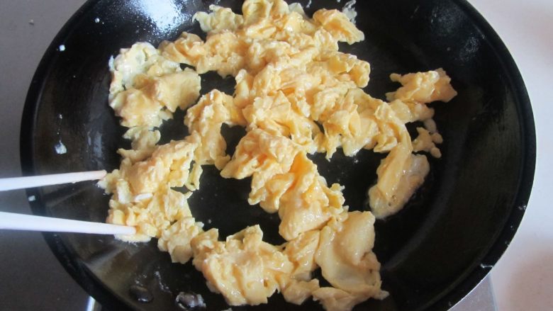 白玉菇鸡蛋豆腐羹,用筷子将鸡蛋划成小块；