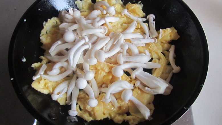 白玉菇鸡蛋豆腐羹,再加入白玉菇进去翻炒；