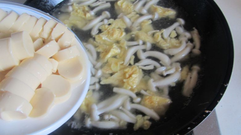 白玉菇鸡蛋豆腐羹,放入鸡蛋豆腐进去煮；