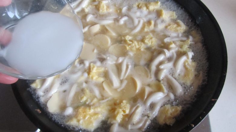 白玉菇鸡蛋豆腐羹,倒入水淀粉勾薄芡，盛入碗中， 表面撒上小葱末。