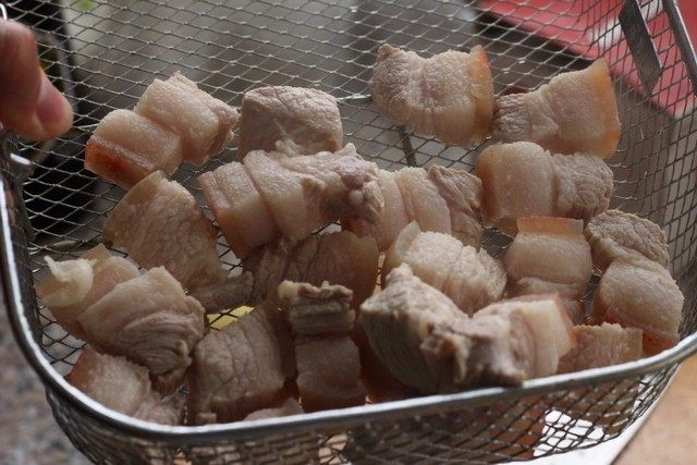 红烧肉,
捞出五花肉块沥水备用