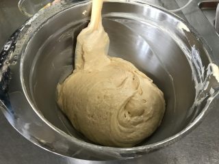 焦糖麦芬/玛芬,再加入一半粉类，快速搅拌后加入一半的牛奶，充分搅拌后加入最后的粉类搅拌均匀