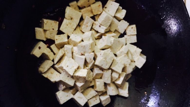 椒盐豆豉烧豆腐,放腌制好的豆腐晃动炒锅