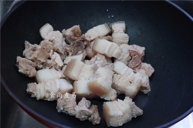 电砂锅红烧排骨五花肉,焯过水的五花肉和排骨捞起，用自来水冲洗一遍，沥干