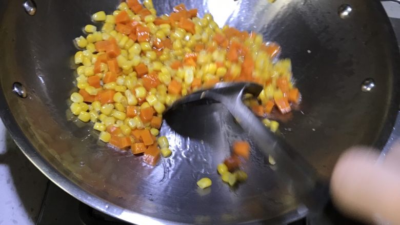 虾仁玉米胡萝卜,将胡萝卜，玉米，倒入翻炒。