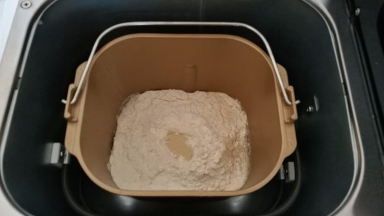 椰蓉酥粒面包,1.所有材料除黄油外放入面包桶，酵母埋在面粉里